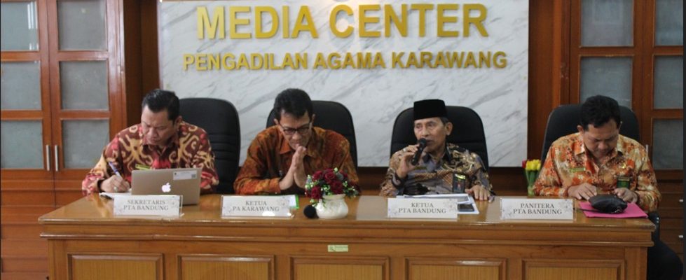 PEMBINAAN KETUA PENGADILAN TINGGI AGAMA BANDUNG DI PENGADILAN AGAMA KARAWANG